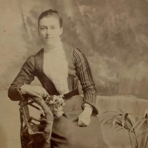 Rebecca Loomes1